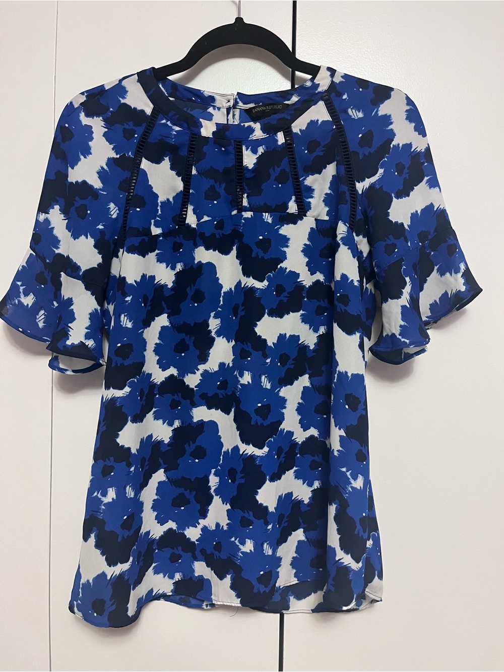 Banana Republic Blue and White Floral Flutter-Sleeve Blouse, size M